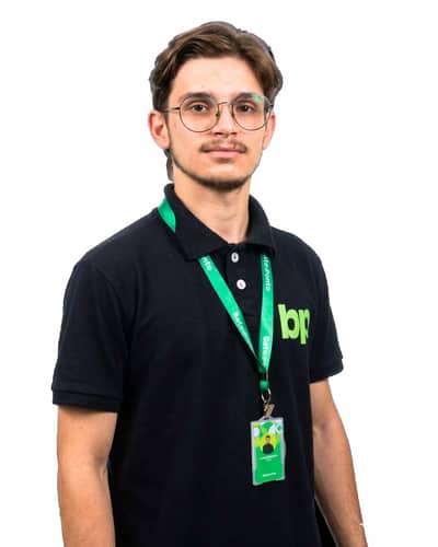 Colaborador da Bate no Ponto de uniforme preto com logo bp e crachá verde